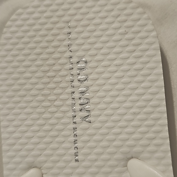 Girls used white in great condition old navy flip flop sandals. Sz large 5-6 - Picture 2 of 5